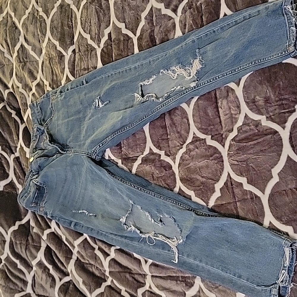 Jean distressed pant.